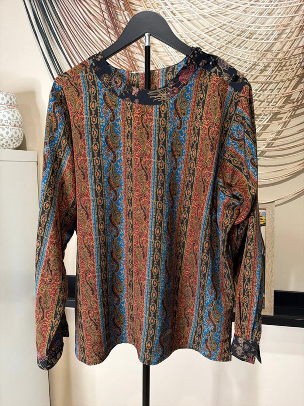 Beautiful paisley, print blouse, shoulder buttons EUC XL 3201